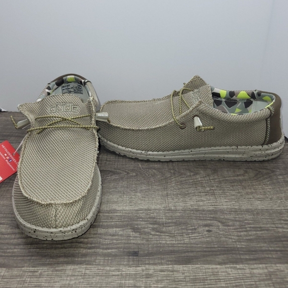 Hey Dude Mens Wally Sox Camel Low Top Slip On Loafer Shoes New Size 8 - Picture 1 of 8